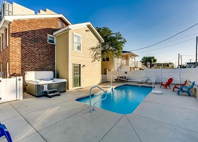 Newly Refurbished - Beach House with pool & hot tub + FREE DAILY ACTIVITIES!! in North Myrtle Beach, South Carolina, United States — photo 4