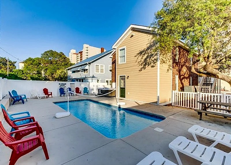 Newly Refurbished - Beach House with pool & hot tub + FREE DAILY ACTIVITIES!! in North Myrtle Beach, South Carolina, United States — photo 3