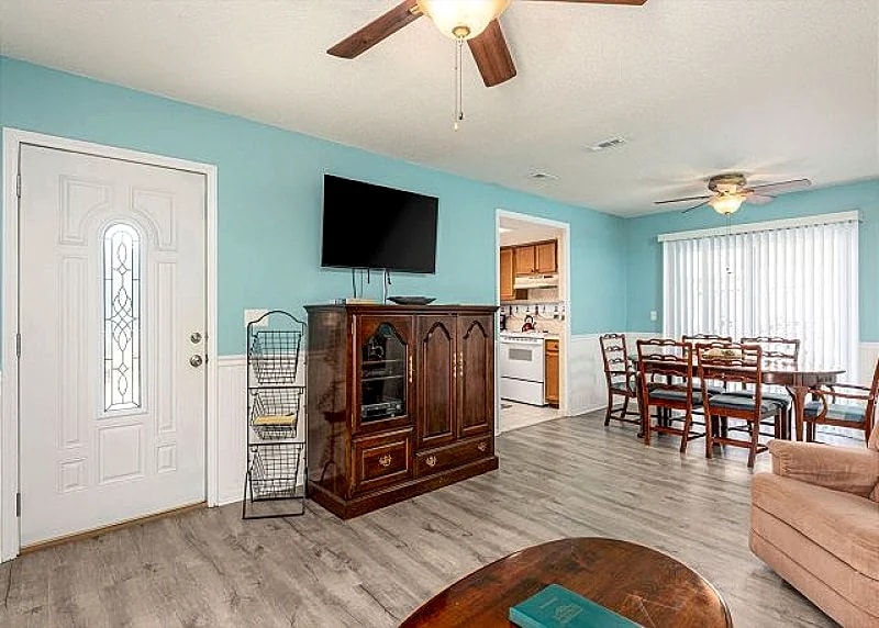 Private Beach House, 3 Minute Walk To The Beach + FREE DAILY ACTIVITIES! in North Myrtle Beach, South Carolina, United States — photo 4