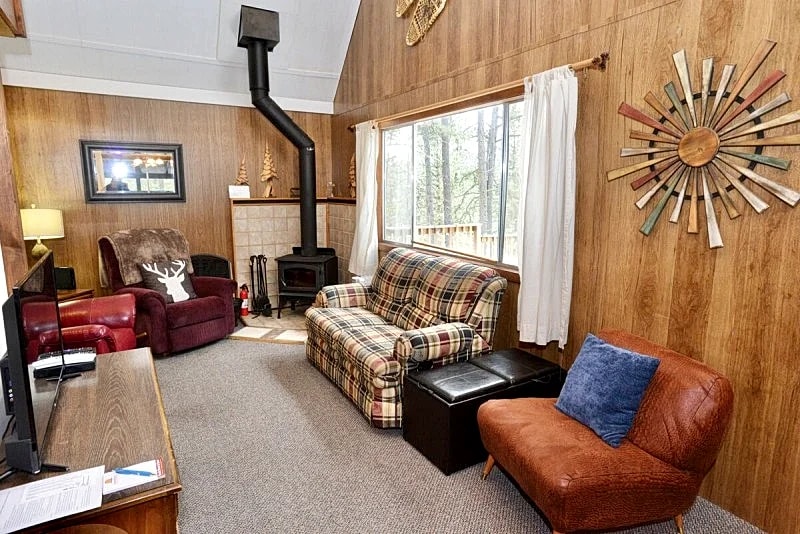 Mint Chip Cabin - Pet friendly - Forested - Large deck - Fire pit in Cascade, Idaho, United States — photo 5