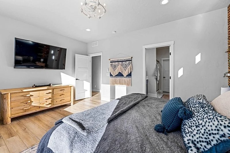 New Mountain Bluebird - walk to lake, golf, and town - game rm - family friendly - sleeps 14 in Cascade, Idaho, United States — photo 4