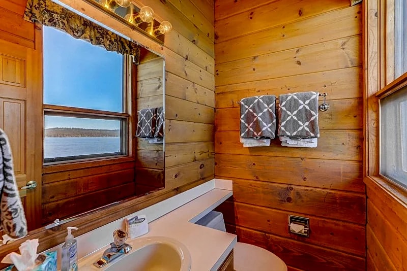 Classic McCall Lake House - Private Dock on Payette Lake - Hot Tub - Fire Pit in McCall, Idaho, United States — photo 3