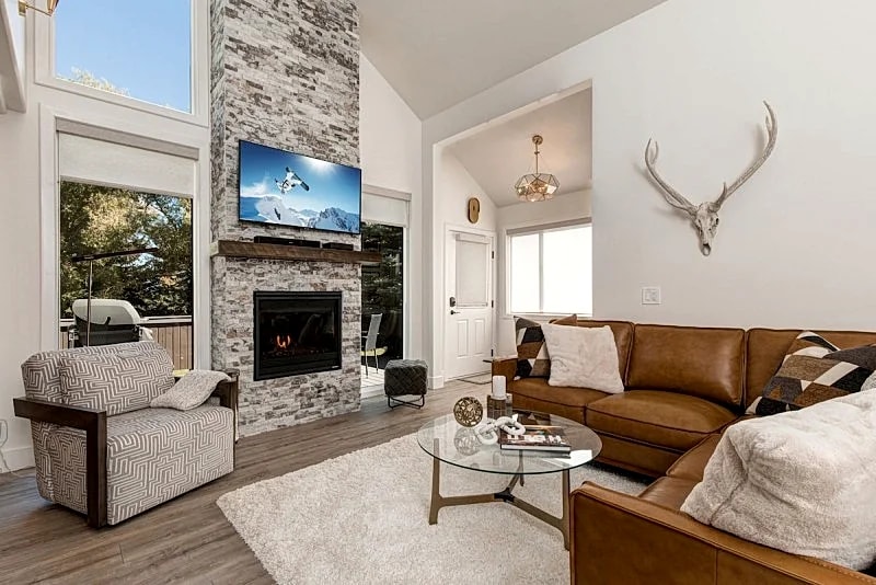 EXPANDED DECK W/ PRIVATE HOT TUB! ON GOLF COURSE. EASY WALK TO BASE / SKI LIFTS!