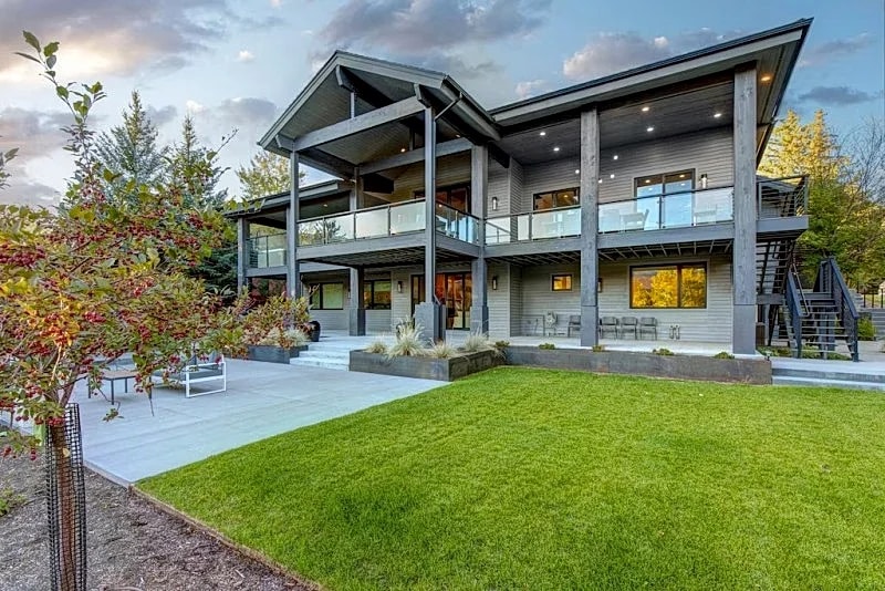 EXCEPTIONAL FAMILY HOME - CLOSE TO BOTH PC RESORT BASES