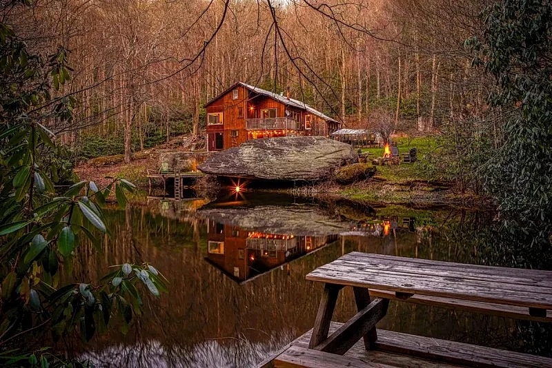 “The Big Rock“ Private Lake, Wood Sauna Hiking waterfalls, sleeps 2-5 40 amp EV