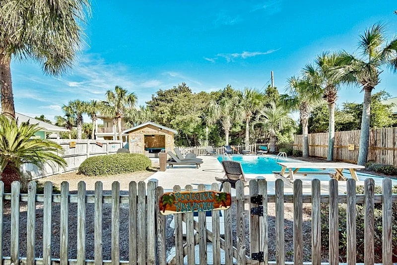 Salty Skipper | Beach Views | Heated Pool | Tiki Bar | 2 Kitchen & Living Area in Destin, Florida, United States — photo 5