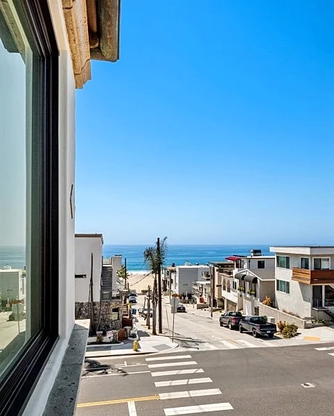 98 Manhattan Elegant Ocean View South Manhattan Townhome Steps From The Beach in Manhattan Beach, California, United States — photo 5