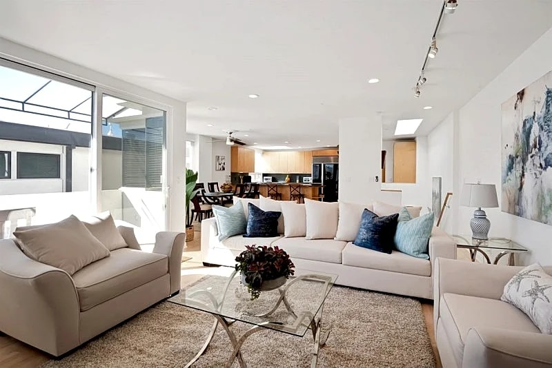 Experience Ultimate Beachside Living in Stunning Manhattan Beach Townhouse in Manhattan Beach, California, United States — photo 2