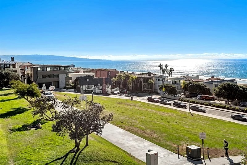 Manhattan Beachfront Bliss – Stylish Ocean View Duplex Just Steps from the Sand! in Manhattan Beach, California, United States — photo 2