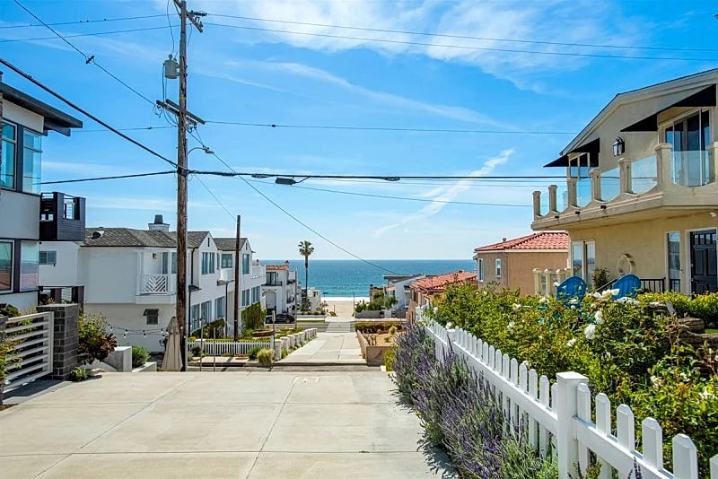 Steps from the Sand: Ocean View Walk-Street Home in South Manhattan Beach in Manhattan Beach, California, United States — photo 3