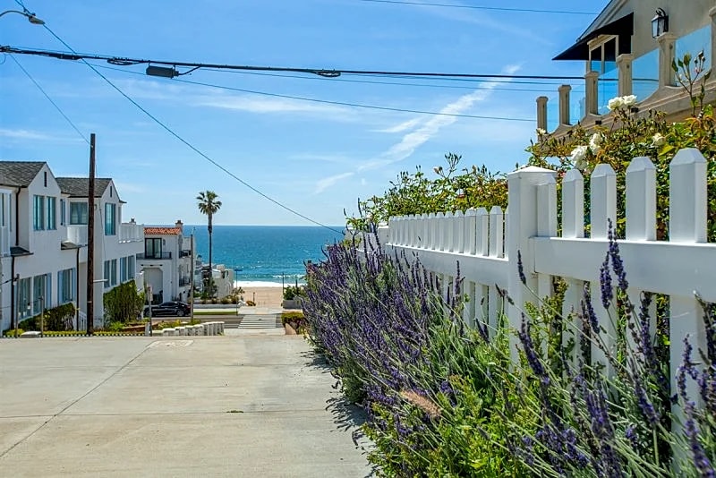 Steps from the Sand: Ocean View Walk-Street Home in South Manhattan Beach in Manhattan Beach, California, United States — photo 4