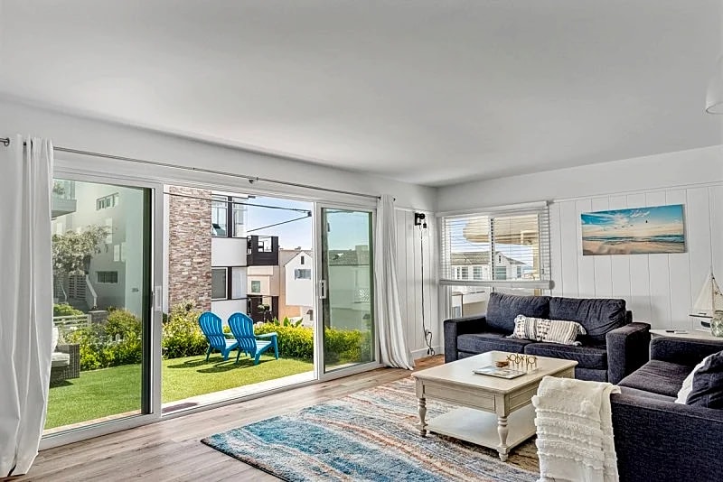 Steps from the Sand: Ocean View Walk-Street Home in South Manhattan Beach in Manhattan Beach, California, United States — photo 5