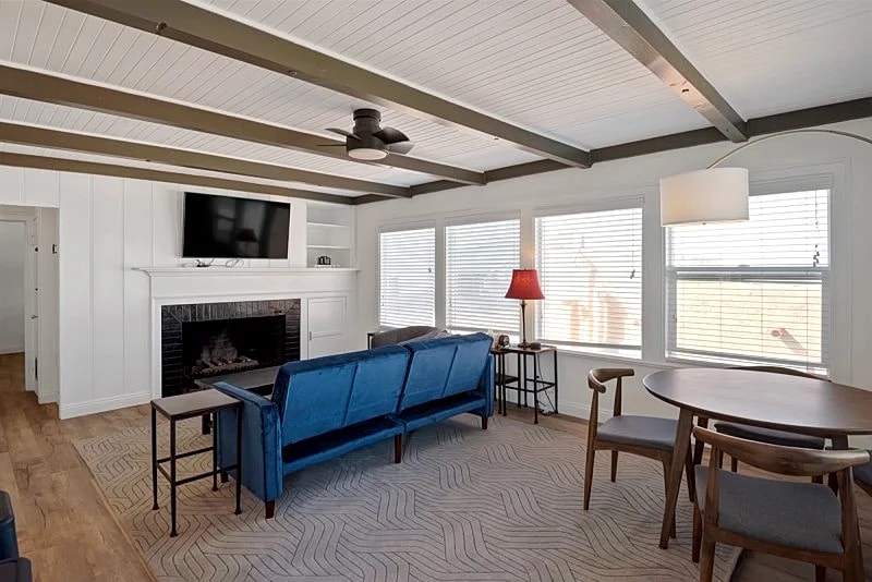 Live the Good Life by the Beach, Stylish 2-Bed Home in Downtown Manhattan Beach in Manhattan Beach, California, United States — photo 3