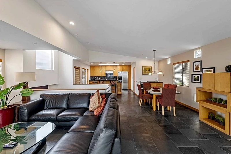 Coastal Elegance Just Steps from the Sand, Your Perfect Manhattan Beach Getaway in Manhattan Beach, California, United States — photo 2