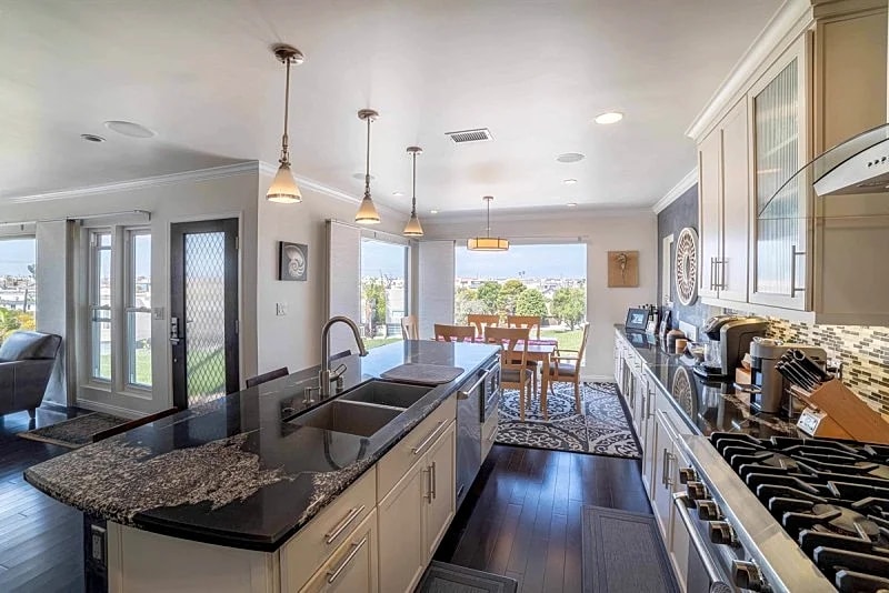 Manhattan Beach Hill Section Oasis, Ocean Views & Breathtaking Sunsets - SCVR in Manhattan Beach, California, United States — photo 4