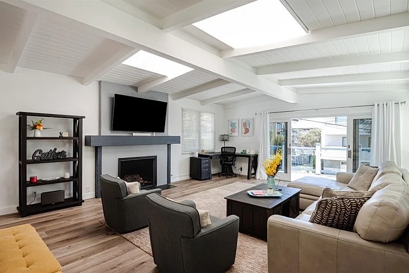 Charming 3-Bedroom Home Just Steps from Downtown Manhattan Beach - SCVR in Manhattan Beach, California, United States — photo 2