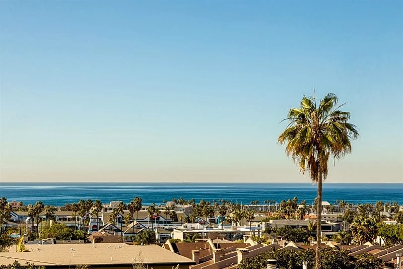 Oceanview Redondo Beach Townhome, Perfect Coastal Retreat with BBQ & Seating