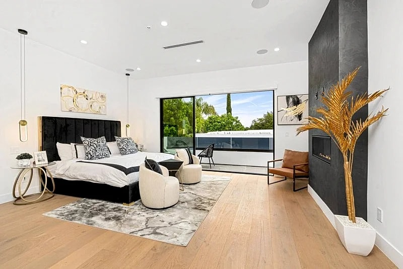 Exquisitely Chic home w/pool/bbq in Los Angeles, California, United States — photo 2