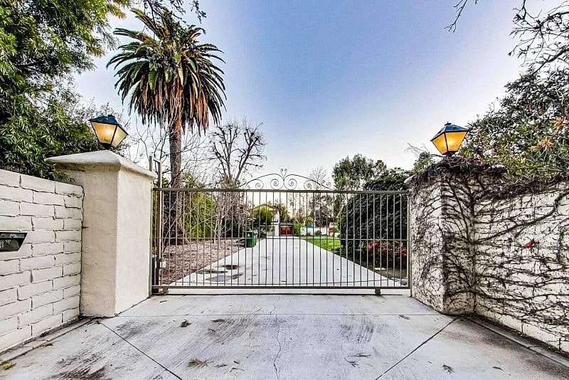 Spanish Style Estate w Historic & Secluded Feel in Los Angeles, California, United States — photo 2