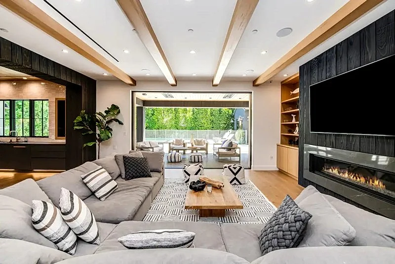 Exquisite modern/farmhouse w/pool, office, bbq