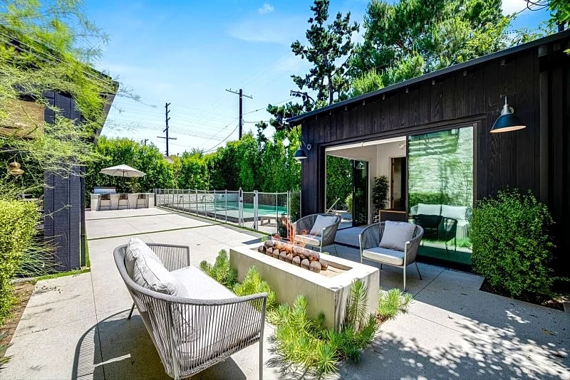 Exquisite modern/farmhouse w/pool, office, bbq in Los Angeles, California, United States — photo 4