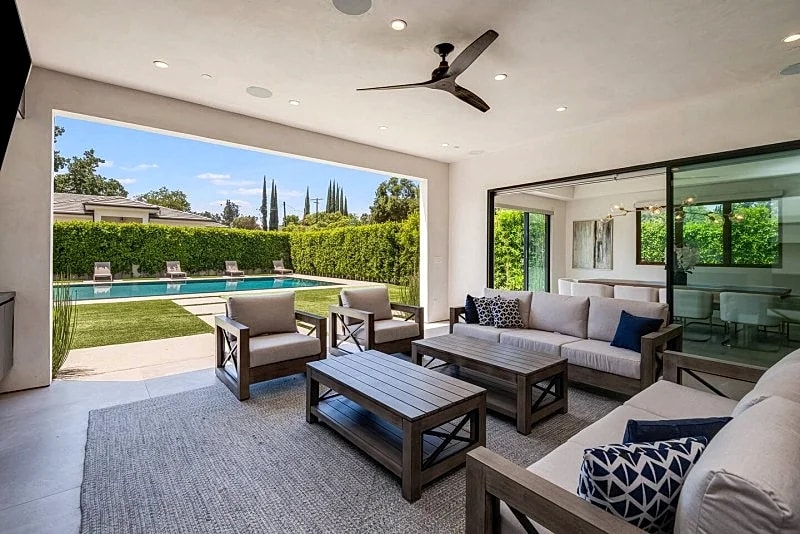 Impeccable Modern Cape Cod Home in Los Angeles, California, United States — photo 4