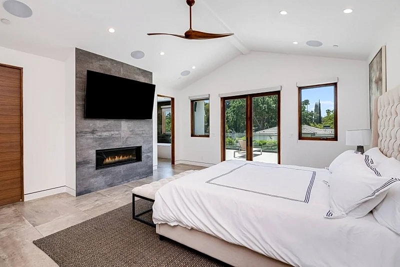 Impeccable Modern Cape Cod Home in Los Angeles, California, United States — photo 2