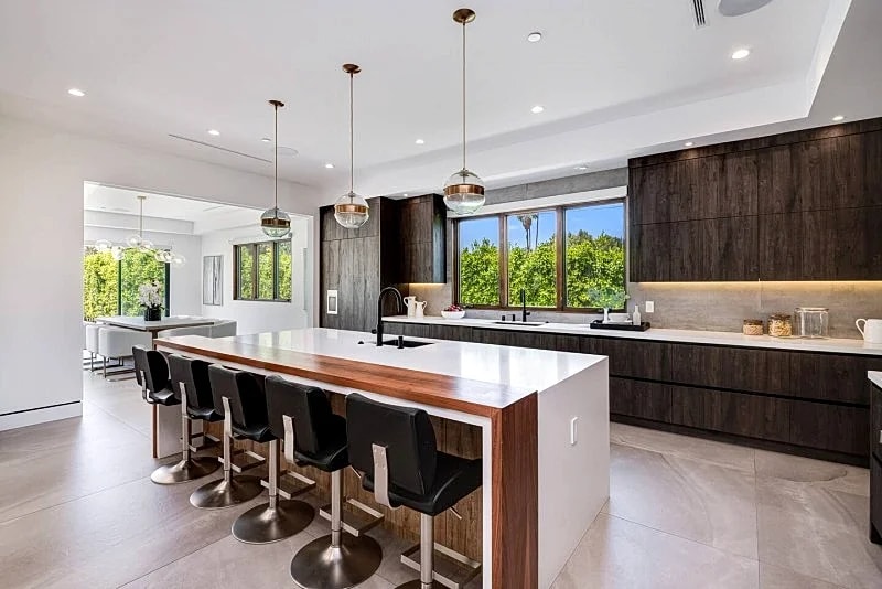Impeccable Modern Cape Cod Home in Los Angeles, California, United States — photo 3