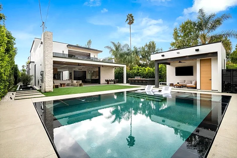 Ultra modern home w/pool/gym/basketb court/theatre