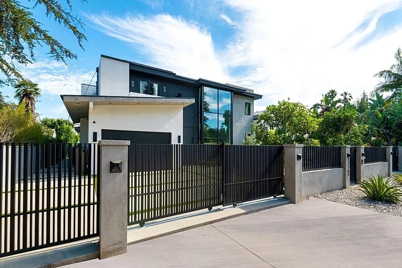 Gated Modern Exclusive Estate w/pool & BB court in Los Angeles, California, United States — photo 3