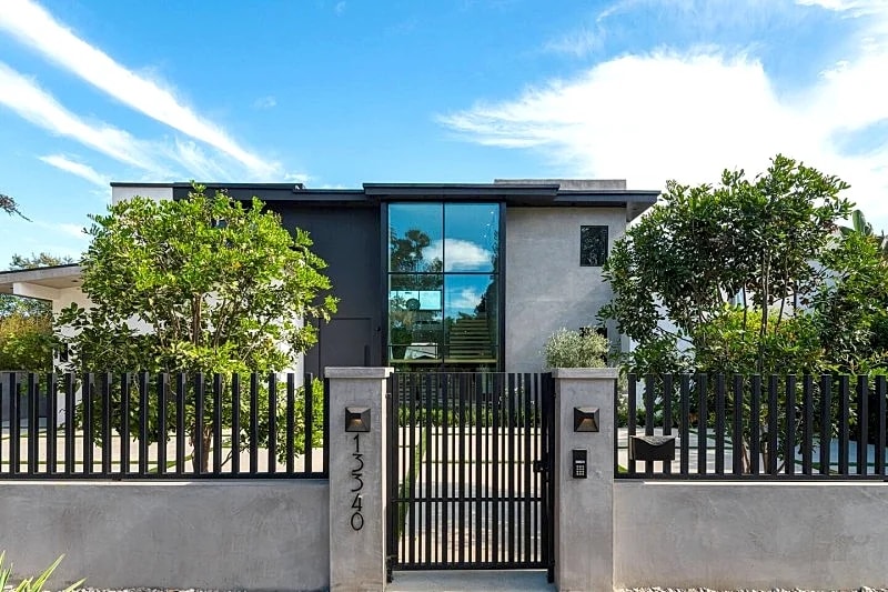 Gated Modern Exclusive Estate w/pool & BB court in Los Angeles, California, United States — photo 4