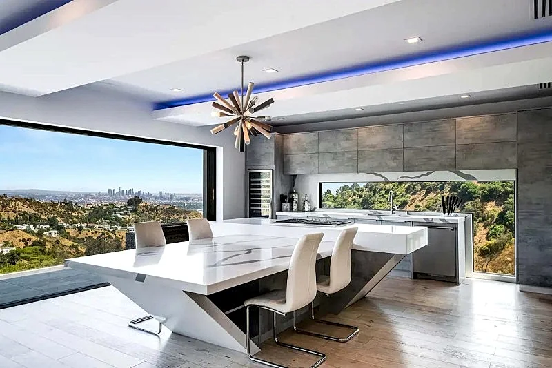 Modern Private Home in the Hills