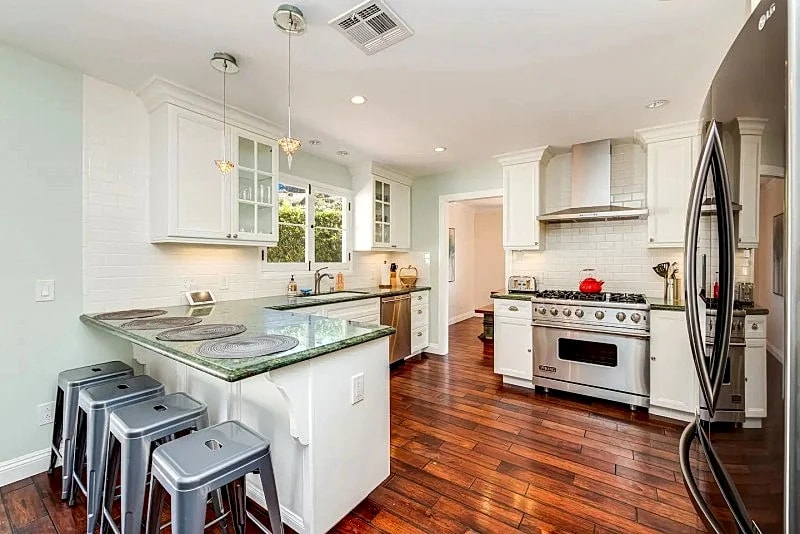 VIEWS! and cozy perfect home in the hills! in Los Angeles, California, United States — photo 3