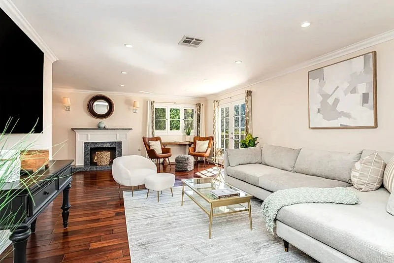 VIEWS! and cozy perfect home in the hills!
