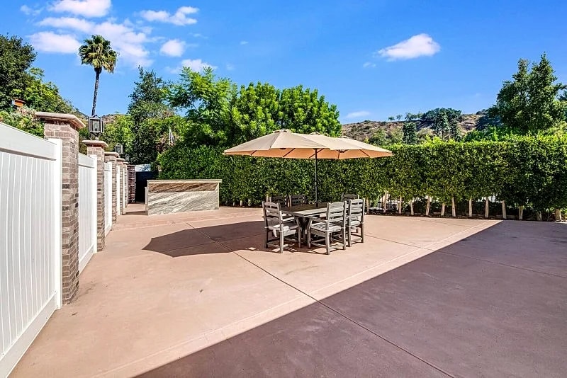 VIEWS! and cozy perfect home in the hills! in Los Angeles, California, United States — photo 2