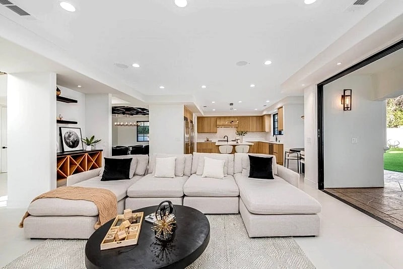 Spanish Modern Elegant Fam Home in Los Angeles, California, United States — photo 2