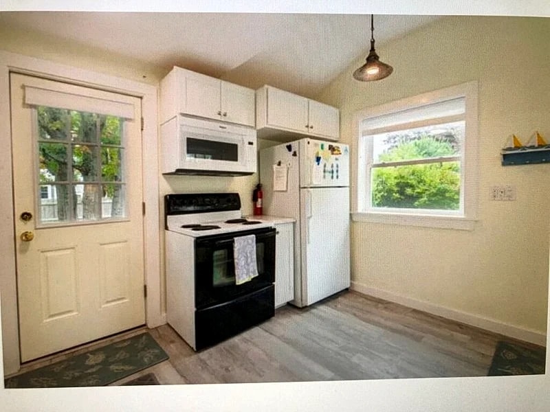 Charming Cottage near Beach and Ferry - West Yarmouth in West Yarmouth, Massachusetts, United States — photo 3