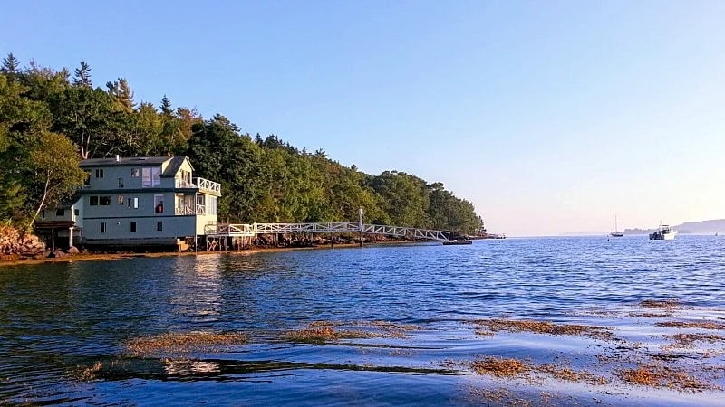 Seanook, over the water, 3 bedrooms, 2 baths, Wifi in Boothbay Harbor, Maine, United States — photo 2