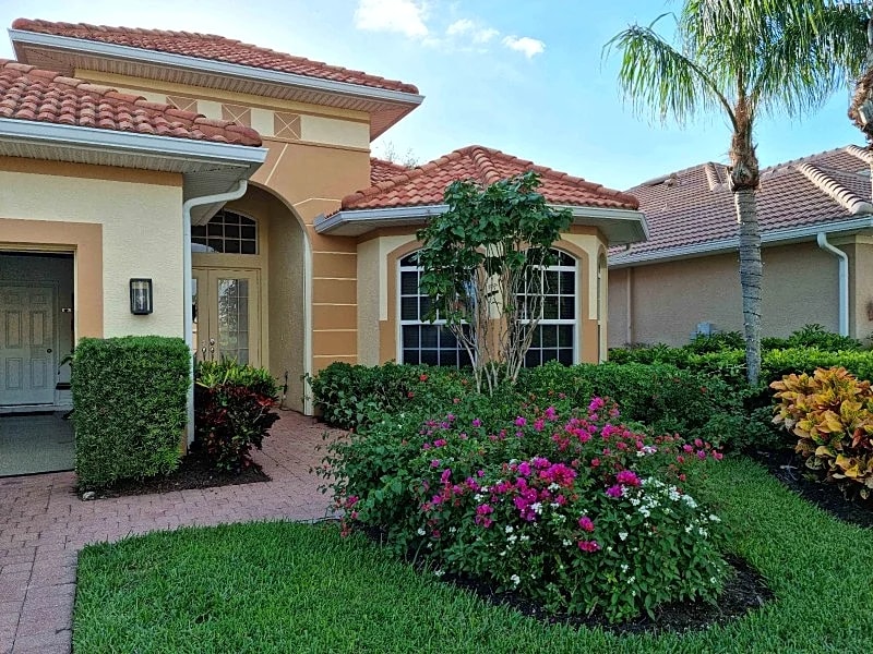 A cozy hideaway home with pool and barbecue, overlooking the golf course