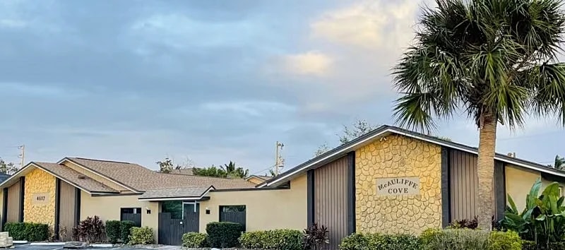 Poolside Paradise: Newly Renovated Units!Just a stroll from Downtown Cape Coral! in Cape Coral, Florida, United States — photo 5