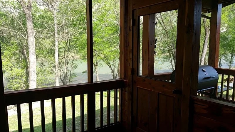 Beautiful cabin style home backing up on the White River! in Mountain View, Arkansas, United States — photo 5