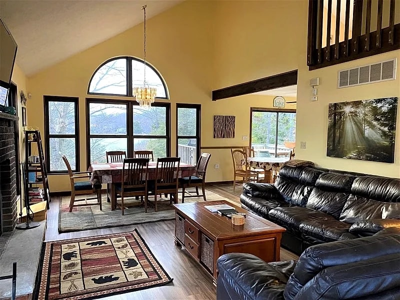 Lakefront - Game room, Fire Place, Dock, Deck, WiFi, Boats, AC, Dog Friendly!!! in Tobyhanna, Pennsylvania, United States — photo 4