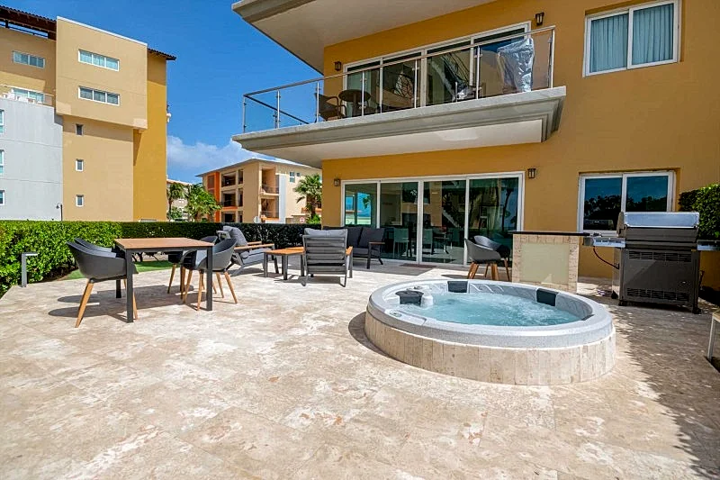 BEACHFRONT- EAGLE BEACH - OCEANIA RESORT - Coral Sea Garden 3BR condo- P116 in Oranjestad, Oranjestad, Aruba — photo 2