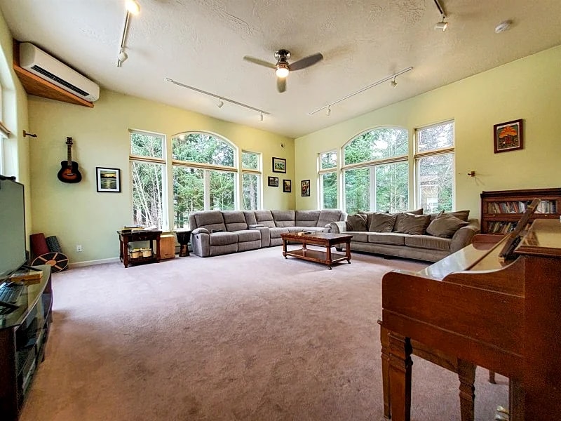 Large Family Home Near Mendenhall Glacier in Juneau, Alaska, United States — photo 2