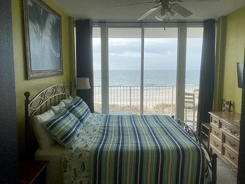 Feel as if you were sitting on Beach, Front door Parking, High Demand Unit ! in Gulf Shores, Alabama, United States — photo 5