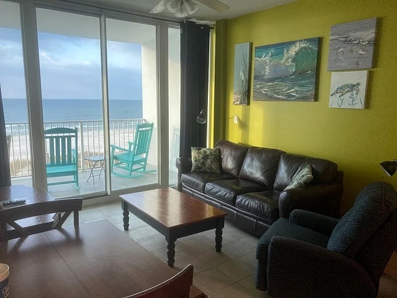 Feel as if you were sitting on Beach, Front door Parking, High Demand Unit ! in Gulf Shores, Alabama, United States — photo 2