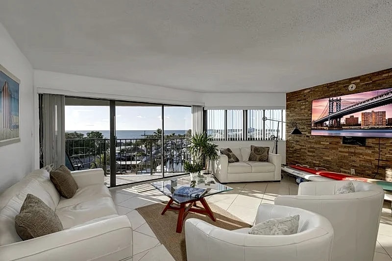 Beautiful condo with amazing views!