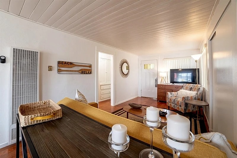Charming Hermosa Beach Cottage, Cozy Coastal Retreat with BBQ Patio - SCVR in Hermosa Beach, California, United States — photo 4