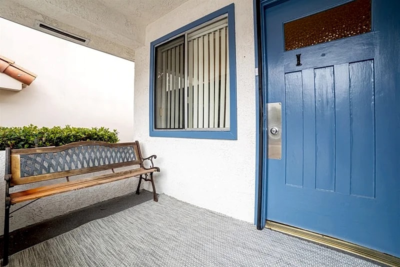 Charming Hermosa Beach Cottage, Cozy Coastal Retreat with BBQ Patio - SCVR in Hermosa Beach, California, United States — photo 2