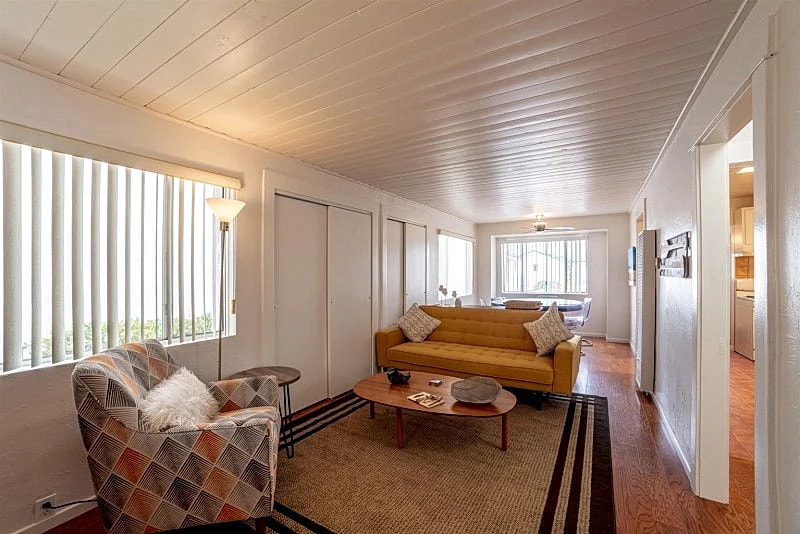 Charming Hermosa Beach Cottage, Cozy Coastal Retreat with BBQ Patio - SCVR in Hermosa Beach, California, United States — photo 3